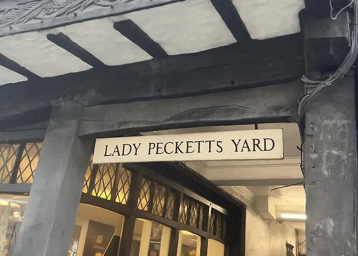 Lady Peckett's Yard - Free Parking -